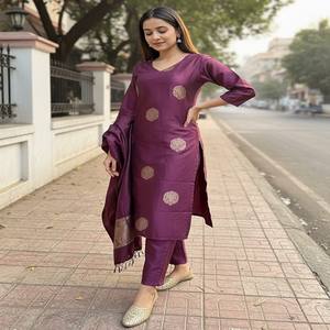 VASTRA COTTAGE Kurta Jacquard de crepé con pantalón y dupatta jacquard morado, conjunto étnico cosido para mujer - Product Image 3