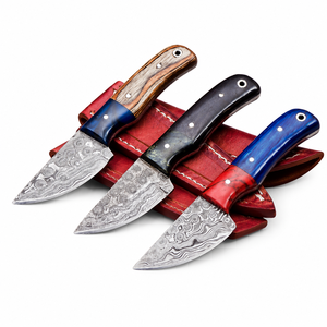 Cuchillo de caza hecho a mano con hoja de acero de Damasco, mango de madera y funda de cuero. - Product Image 3