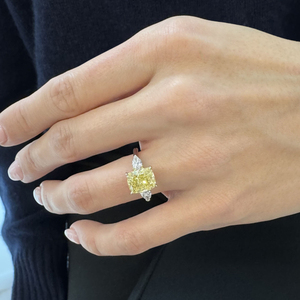 Bague de luxe à trois pierres en diamant de laboratoire jaune vif fantaisie taille coussin de 3,15 carats pour mariage - Product Image 3
