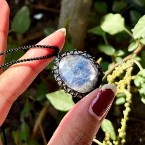 Collier en macramé fait main avec pierre de lune arc-en-ciel, pendentif en pierre de lune naturelle facettée, cordon noir, bijoux bohèmes, bijoux de guérison, cadeau pour femme - Product Image 2