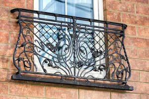 Victorian-style wrought iron balcony railing: rust-resistant, easy to assemble, and featuring an intricate patterned design. - Product Image 3