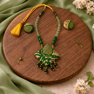 Ensemble de bijoux fins faits à la main, collier en soie Muga verte avec pendentif en perles de cristal et or pour les mariages, les fêtes, les cadeaux - Product Image 5