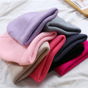Gorros de Invierno Personalizados con Logotipo, de Acrílico Suave y Elástico, con Borde Plegado y Tejido Acanalado Grueso, para Clima Frío, Estilo Urbano, Casual y para Exteriores - Product Image 3