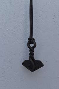 Collier pendentif Marteau de Thor médiéval forgé à la main Prime Crafts International, en acier au carbone noir avec cordon en cuir - Product Image 3