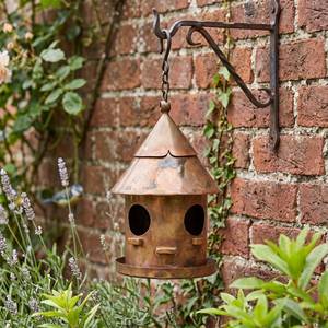 Casa para pájaros de metal con entrada redonda y techo decorativo para jardín y patio trasero - Product Image 1