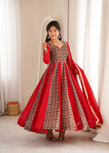 Ensemble de robe Anarkali en georgette raffinée avec encolure brodée, pantalon assorti et dupatta en dentelle dorée, prêt-à-porter pour femme - Product Image 2