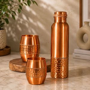 Bouteille d'eau en cuivre martelé double finition, classique, avec 2 verres réutilisables, pour voyage, maison, bureau, col arrondi, ensemble portable - Product Image 1