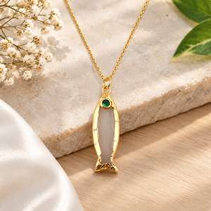Collar con Colgante de Calcedonia Blanca con Ojo de Esmeralda CZ en Forma de Pez, Chapado en Oro de 18k, Minimalista y Único - Product Image 1