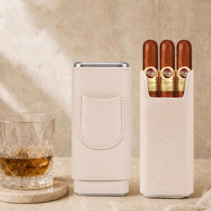 Estuche de puros de cuero de lujo con cortador integrado y artesanía en cuero genuino para amantes de los puros, en venta. - Product Image 1