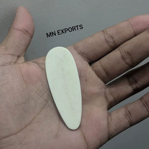 Pendentifs Tiki en os courbé faits à la main, style bohème, par MN Exportations - Product Image 2