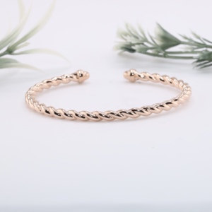 Bracelet manchette torsadé en or rose avec diamants de laboratoire taille brillant et embouts décoratifs – Bijou raffiné, idéal pour un cadeau - Product Image 2