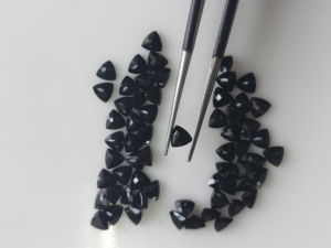 Onyx noir naturel 4 mm, taille triligne, pierres précieuses de qualité supérieure pour la fabrication de bijoux - Product Image 2