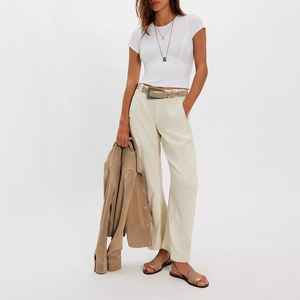 T-shirt court blanc pour femme, col rond, manches courtes, coupe ajustée, style minimaliste, respirant, tricoté, couleur unie, avec coutures apparentes - Product Image 4