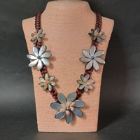 Collier Bijou Fantaisie Coquillage de Tahiti avec 7 Fleurs en Nacre Tiare et Coquillage Conque sur Cordon Tressé