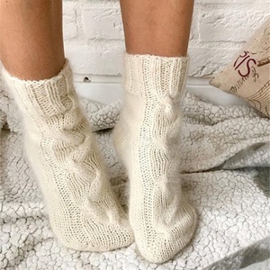 ถุงเท้าไหมพรมถักหนาสำหรับผู้หญิง ขายส่ง ถุงเท้าข้อสั้นแบบถักลายเคเบิล อุ่นสบาย สั่งทำโลโก้ได้ สไตล์ลำลอง ระบายอากาศได้ดี - Product Image 2