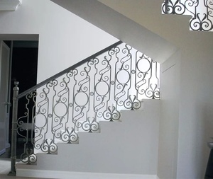 Rampe d'escalier murale traditionnelle en fer forgé ; résistante à la rouille, facile à assembler, avec un élégant motif festonné. - Product Image 3