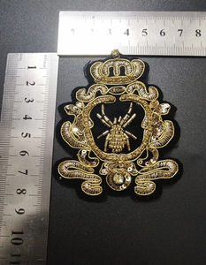 Badges personnalisés OEM faits main en fil de métal, broderie à la main tendance, badges en fil d'or et d'argent, patch de blason en tissu sergé - Product Image 2