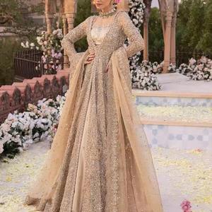 Dupatta con bordes de terciopelo y intrincado trabajo de Resham para una sofisticada ceremonia tradicional pakistaní de Nikah. - Product Image 5