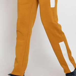 Survêtement unisexe jaune moutarde avec bandes latérales blanches, taille élastique, longueur intégrale, tenue décontractée d'automne, en vente - Product Image 6