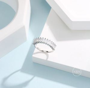 Anillo de Plata de Ley con Zirconia Cúbica Corte Baguette, Diseño de Media Eternidad Infinita, Engaste de Puntas, Chapado en Oro/Plata, Lujoso para Boda - Product Image 4