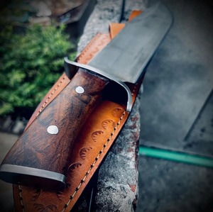 Cuchillo de Caza Hecho a Mano con Hoja de Acero al Carbono, Punta Caída, Mango de Madera y Funda de Cuero para Supervivencia al Aire Libre - Product Image 3