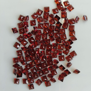 โกเมนสีแดงธรรมชาติ 4.5 มม. ทรงสี่เหลี่ยมเจ้าหญิงคัท คุณภาพดีที่สุด พลอยเม็ดเดี่ยวสำหรับทำเครื่องประดับ - Product Image 2