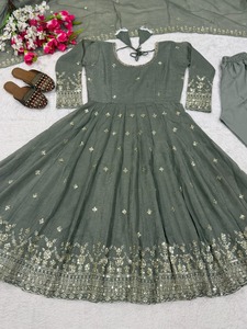 Nouvelle tenue Anarkali de créateur pour mariage et soirée, en soie froissée lourde, avec broderie de sequins, Anarkali et pantalon avec dupatta - Product Image 1