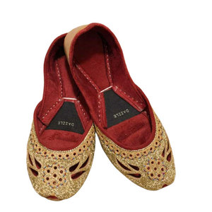 Khussa para Mujer, Diseño Nuevo, Fabricada en Pakistán, Antideslizante, Parte Superior de Cuero Sintético, Suela Antideslizante, Estilo Moderno, Superventas - Product Image 1