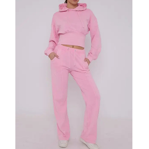 Survêtements pour femmes avec logo personnalisé, comprenant un sweat à capuche court délavé à l'acide et un pantalon de survêtement large, disponibles en marque privée OEM - Product Image 1