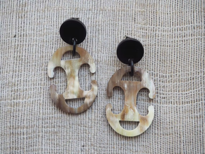 Pendientes de cuerno de búfalo hechos a mano, ecológicos, de alta calidad, estilo moderno, artesanía natural, diseño ético y moderno. - Product Image 1