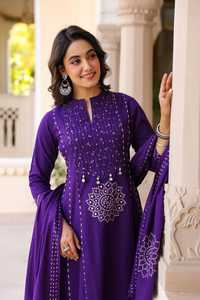 Kurti de algodón con estampado de diseñador y trabajo de lentejuelas, con pantalón y dupatta incluidos. - Product Image 3