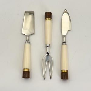 ชุดอุปกรณ์ชีส 3 ชิ้น ประกอบด้วยที่ตัดชีส ส้อม และมีดชีส ด้ามจับทำจากเรซิ่น คุณภาพสูง ขัดเงา ราคาถูกที่สุดจากอินเดีย - Product Image 4