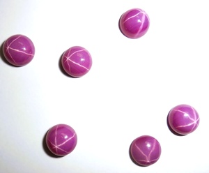 Rubis étoilé rond 8x8 mm 3,5 carats, cabochon poli créé en laboratoire avec effet étoile à 6 branches pour la fabrication de bijoux - Product Image 5