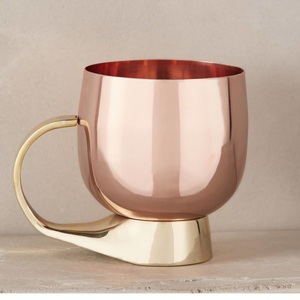 Support de tasse en cuivre contemporain, tasse sur pied en cuivre, vaisselle de bar unique avec accent doré - Product Image 1
