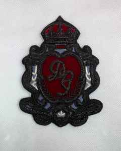 Badges de luxe artisanaux en bullion pour vêtements et accessoires - Product Image 3