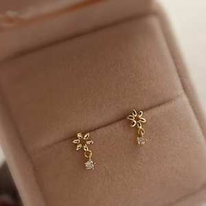 Pendientes colgantes de oro con diseño floral y diamantes – Pendientes minimalistas con forma de flor para mujer – Joyería diaria con diamantes - Product Image 1