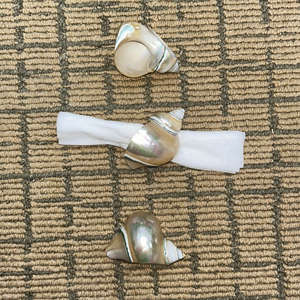 Anillo para servilletas hecho a mano con conchas naturales de Vietnam para decoración de mesas en resorts de lujo y eventos. - Product Image 2