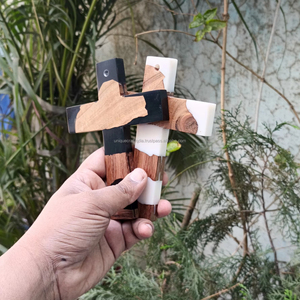 Croix élégante en bois et résine – Cadeau chrétien significatif pour les occasions spéciales à bon prix en provenance d'Inde - Product Image 4