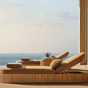 Colección Signature Hotel Emma, Tumbona de Exterior de Lujo en Madera de Teca Curvada, Diseño de Plataforma con Cojín Tapizado Ajustable - Product Image 1
