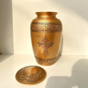 Vente en gros Urnes de crémation en laiton pour adultes Urnes de crémation en métal gravé personnalisées de haute qualité pour cendres humaines et adultes - Product Image 1