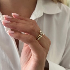 Ensemble de mariage et de fiançailles en diamant taille émeraude de 2 carats, serti à griffes épaisses, ajustement parfait, avec bague solitaire, certifié IGI - Product Image 4