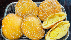 Pan vietnamita frito con sésamo (Banh Tieu) – Proveedor de bocadillos tradicionales crujientes de Vietnam - Product Image 1