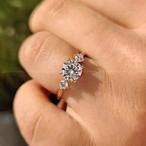 Anillo de compromiso refinado con tres piedras, diamantes redondos y un delicado halo oculto. - Product Image 6