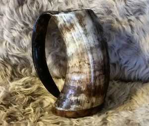 Tasse à vin en corne de buffle naturelle, faite à la main, durable, style Viking, sculptée, imitation antique, avec base en bois, idéale pour le vin et la bière - Product Image 5