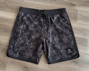 กางเกงขาสั้นชายลายพรางสีดำแบบ Woodland Camo แห้งเร็ว ยืดหยุ่นได้ เหมาะสำหรับเล่นเซิร์ฟ ว่ายน้ำ มีกระเป๋าข้าง พร้อมโลโก้สั่งทำพิเศษ กางเกงชายหาดสำหรับเล่นกีฬาทางน้ำ - Product Image 6