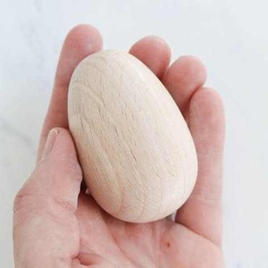 Huevo de madera hecho a mano, de madera natural de acacia, huevo decorativo para la decoración de Pascua por madiha art and crafts. - Product Image 3