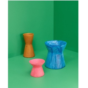 Vase de table en résine vert clair écologique MOON RISE CRAFT, technique de raffinage du caoutchouc, motif rayé, forme irrégulière - Product Image 4
