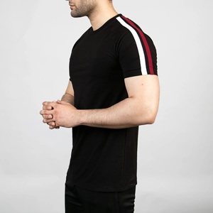 T-shirt noir slim fit pour homme avec bordure contrastante rayée blanche et rouge aux épaules, col rond, manches courtes, vêtement décontracté - Product Image 1