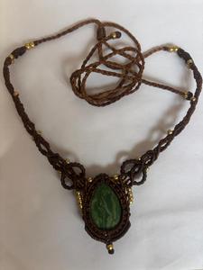Collier ras du cou en macramé de jaspe vert fait main, vente en gros, perles de laiton tissées style bohème, fournisseur de bijoux fantaisie en pierres précieuses - Product Image 3