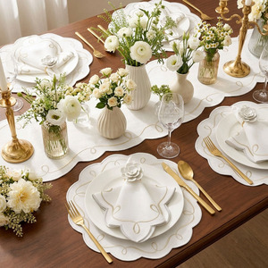 Sets de Nappes et Serviettes de Table en Lin 100% Personnalisables, Lavables et Réutilisables, avec Bordure Géométrique Festonnée Brodée à la Main, Style Traditionnel et Luxe pour la Maison - Product Image 1